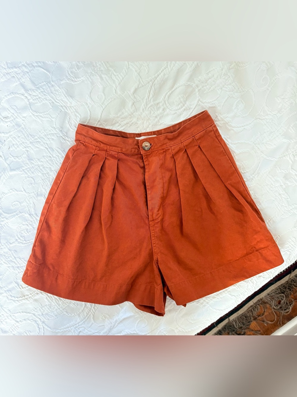 Doen High-Waist Pleated Shorts in Rust